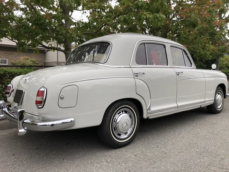 Mercedes-Benz 220S