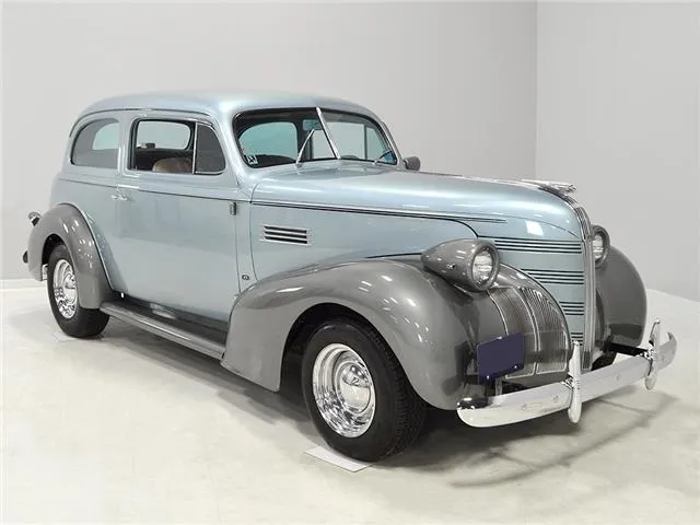 1939 Pontiac 2-Door Sedan