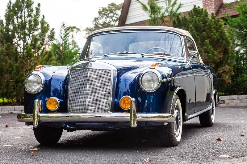 Mercedes-Benz 220S