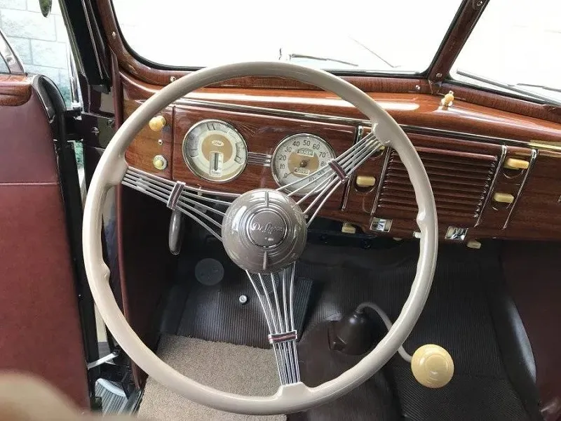 Ford Deluxe