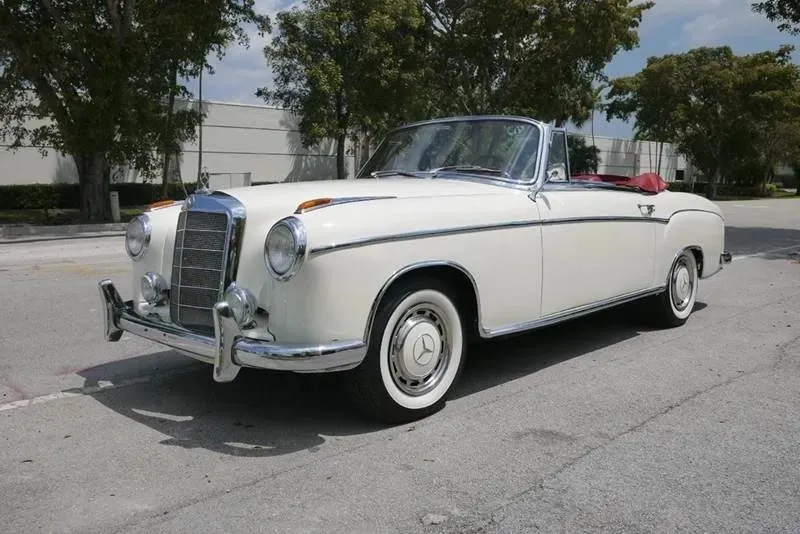 Mercedes-Benz 220S