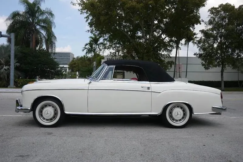 Mercedes-Benz 220S