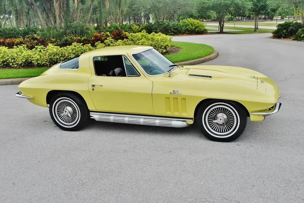 1966 Chevrolet Corvette coupe Yello