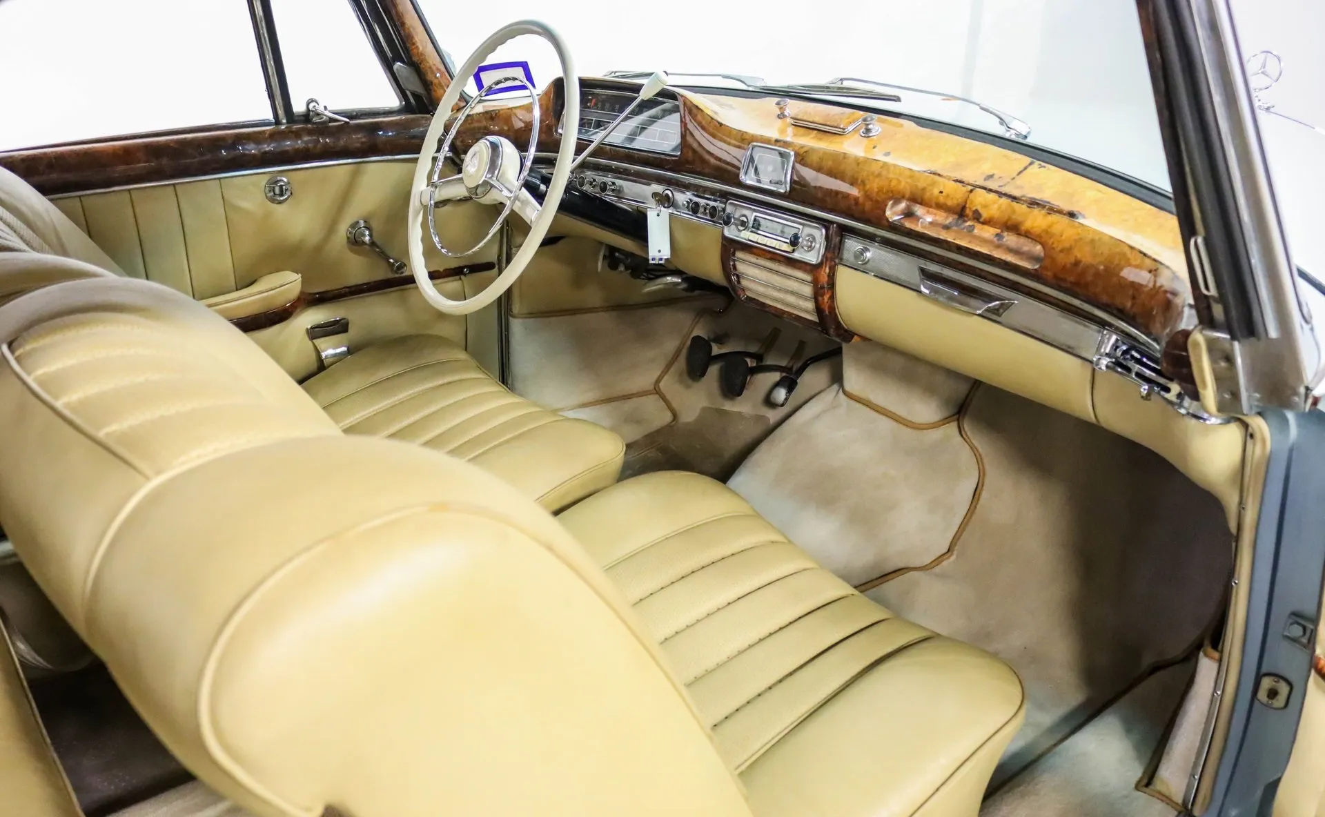 Mercedes-Benz 220S