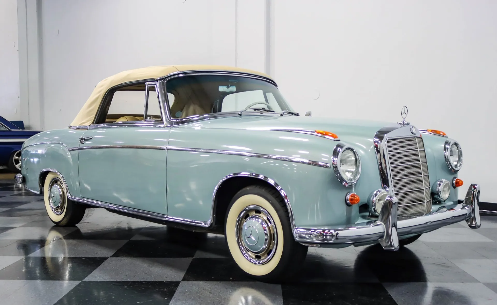 Mercedes-Benz 220S