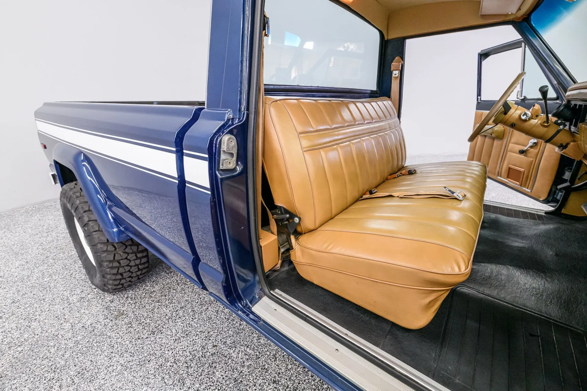 Jeep J-10