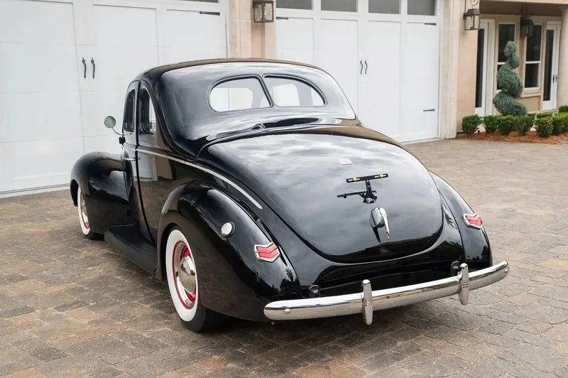 Ford Deluxe